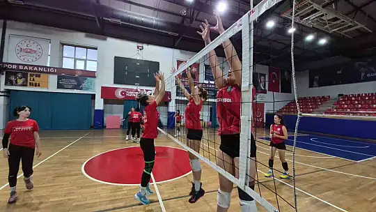 Gençlere örnek özverili sporcular