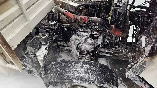 Gıda yüklü Kamyonet'in motorunda yangın çıktı
