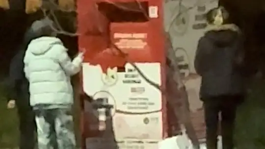 Giysi kumbarasından kıyafet çaldılar