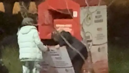 Giysi kumbarasından kıyafet çaldılar