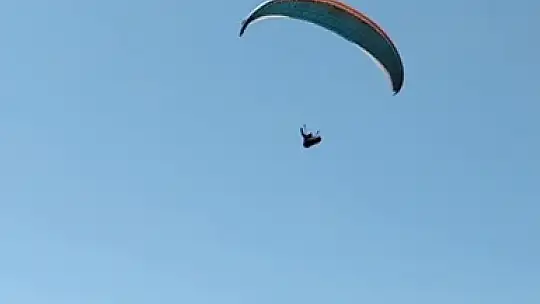 Paraşütçüyü çaya davet etti