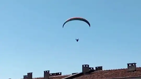 Paraşütçüyü çaya davet etti