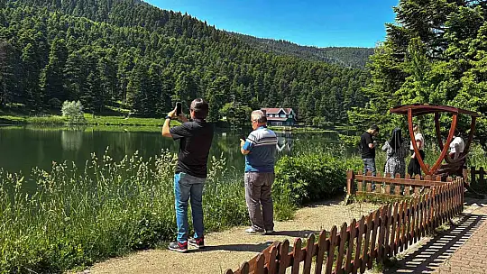 Gölcük Tabiat Parkı tatilcilerin akınına uğradı: