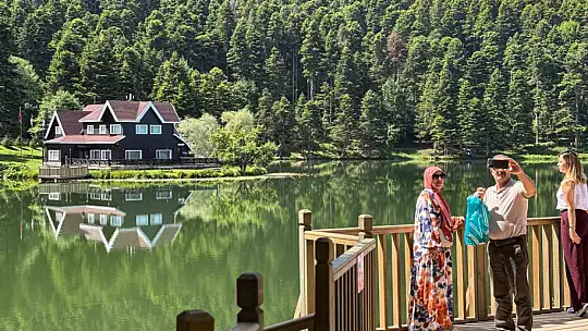 Gölcük Tabiat Parkı tatilcilerin akınına uğradı: