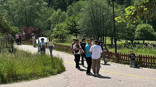Gölcük Tabiat Parkı tatilcilerin akınına uğradı: