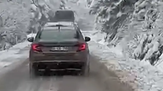 Gölcük yolunda kar sürprizi: Kar lastiği olmayan araç yolda kaldı