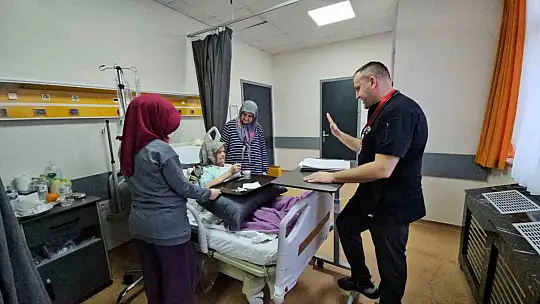 Görenler şok oldu: 92 yaşındaki kadının midesinden ve bağırsaklarından 35 zeytin, 28 hurma çekirdeği ile 5 taş çıktı
