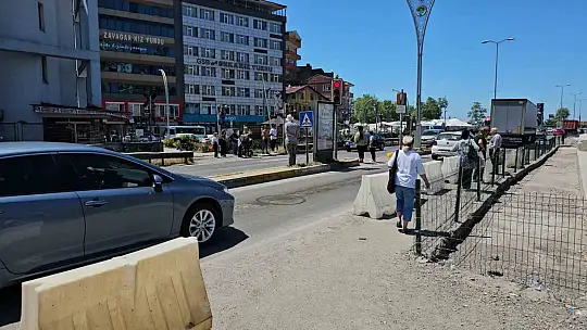 Günde 20 bin kişinin düzensiz geçtiği güzergaha üst geçit tartışması
