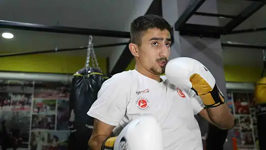 Gündüz sanayide, akşam ringde ter döküyor
