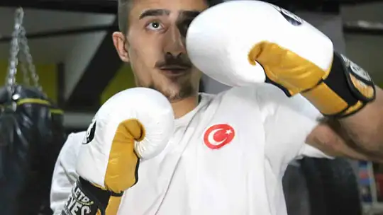 Gündüz sanayide, akşam ringde ter döküyor