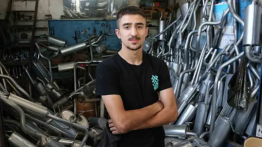 Gündüz sanayide, akşam ringde ter döküyor