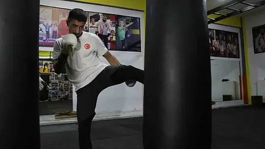 Gündüz sanayide, akşam ringde ter döküyor