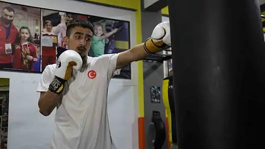 Gündüz sanayide, akşam ringde ter döküyor
