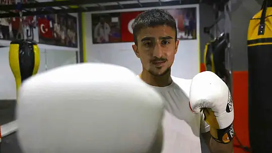 Gündüz sanayide, akşam ringde ter döküyor