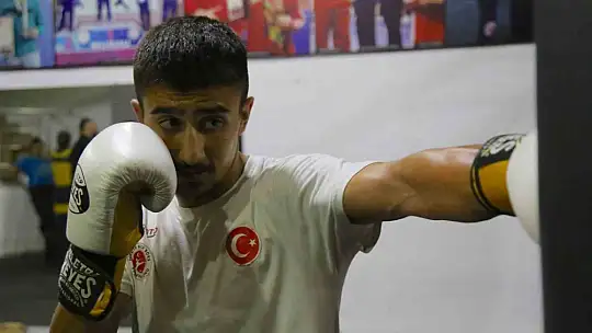 Gündüz sanayide, akşam ringde ter döküyor
