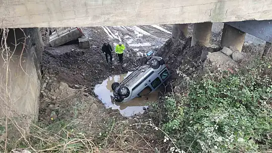 Hafif ticari araç 8 metre yükseklikten çaya uçtu: 3 yaralı