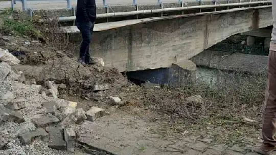 Hafif ticari araç 8 metre yükseklikten çaya uçtu: 3 yaralı