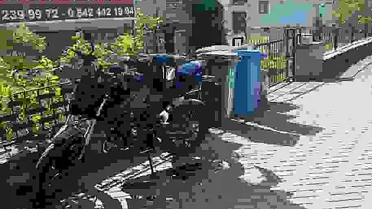 Hafif ticari araca çarparak savrulan motosikletli yaralandı