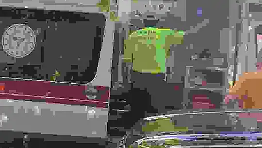 Hafif ticari araca çarparak savrulan motosikletli yaralandı
