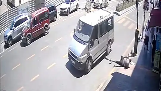 Hafif ticari aracın yayaya çarptığı anlar kamerada