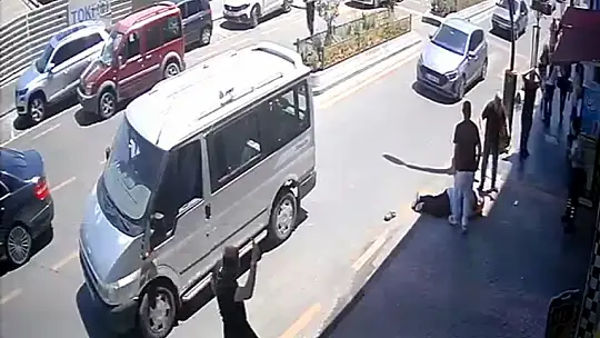 Hafif ticari aracın yayaya çarptığı anlar kamerada