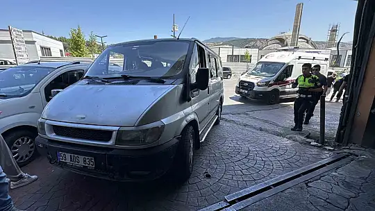Hafif ticari aracın yayaya çarptığı anlar kamerada