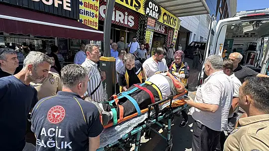Hafif ticari aracın yayaya çarptığı anlar kamerada