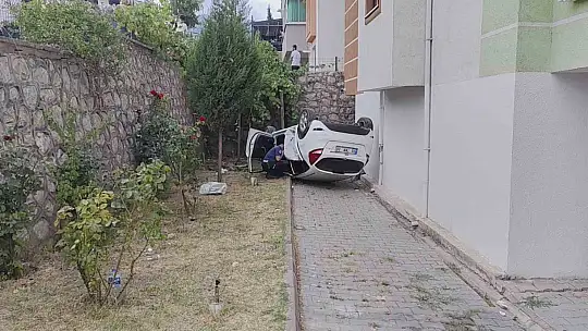 Hafif ticari araçla çarpışan otomobil apartmanın bahçesine uçtu: 3 yaralı