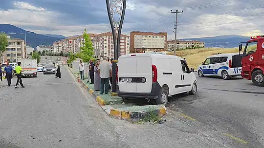 Hafif ticari araçla çarpışan otomobil apartmanın bahçesine uçtu: 3 yaralı