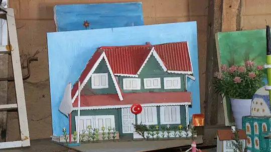 Hafızasındaki Bolu'yu çatı katında yeniden inşa ediyor