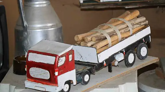 Hafızasındaki Bolu'yu çatı katında yeniden inşa ediyor
