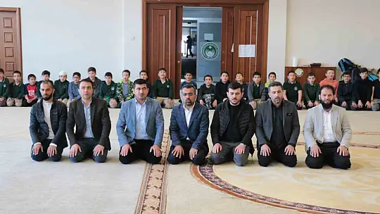 Hafızlar, depremde hayatını kaybeden ve görev alanlar için hatim indirip dua etti