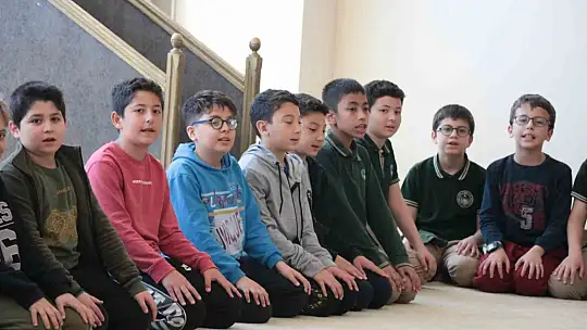 Hafızlar, depremde hayatını kaybeden ve görev alanlar için hatim indirip dua etti
