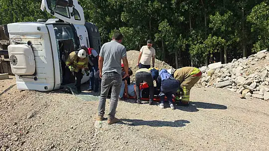 Hafriyat yüklü kamyon devrildi