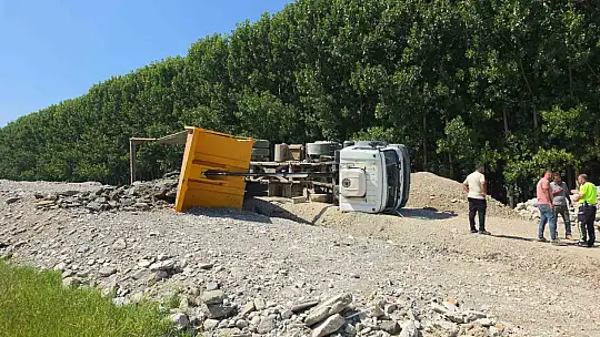 Hafriyat yüklü kamyon devrildi