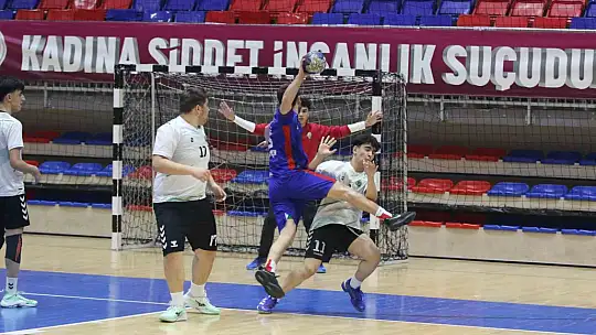 Hakeme saldırmaya çalıştı sahadan güvenlikle çıkartıldı