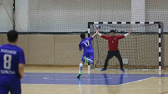 Hakeme saldırmaya çalıştı sahadan güvenlikle çıkartıldı