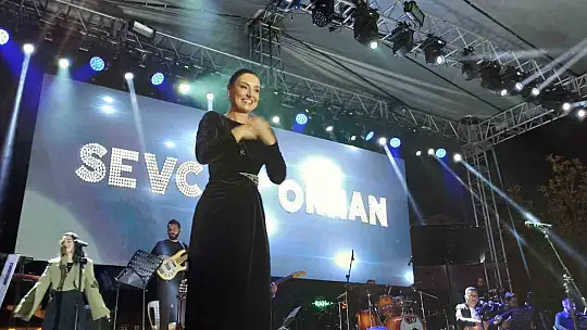 Halk konserinde Devrekliler Sevcan Orhan ile coştu