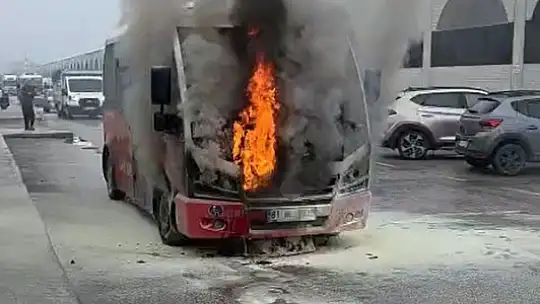 Halk otobüsü alev alev yandı