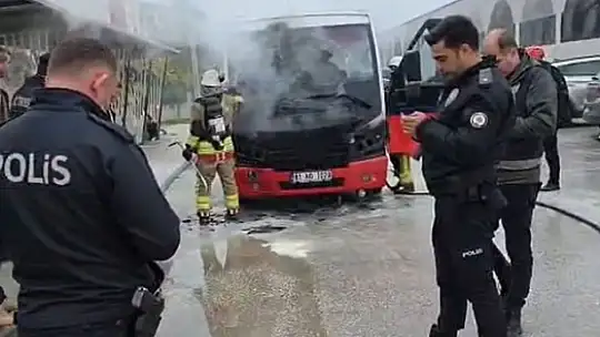 Halk otobüsü alev alev yandı