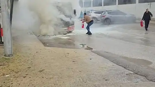 Halk otobüsü alev alev yandı