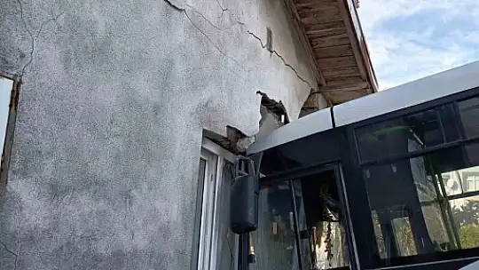 Halk otobüsü eve daldı büyük bir faciadan dönüldü