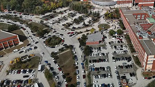 Hastane çevresinde yol kenarına gelişigüzel park eden araçlar ulaşımı aksatıyor