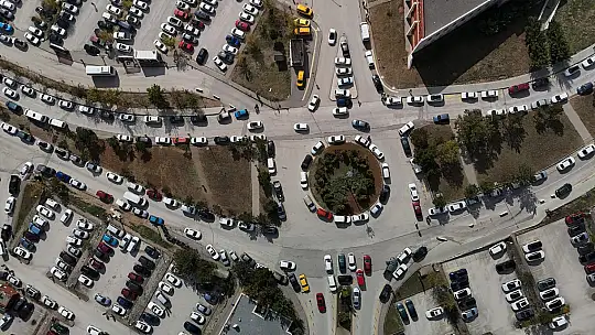 Hastane çevresinde yol kenarına gelişigüzel park eden araçlar ulaşımı aksatıyor