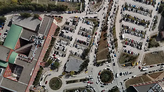 Hastane çevresinde yol kenarına gelişigüzel park eden araçlar ulaşımı aksatıyor