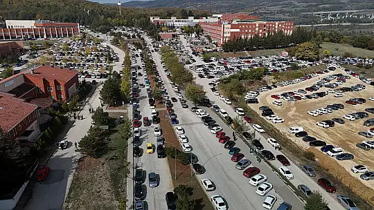 Hastane çevresinde yol kenarına gelişigüzel park eden araçlar ulaşımı aksatıyor