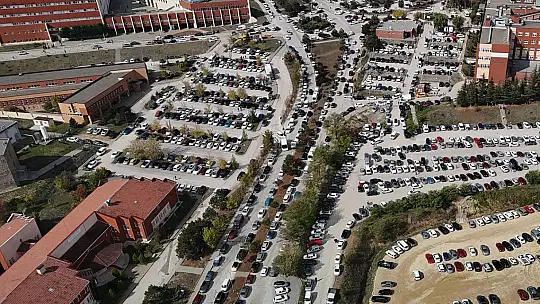 Hastane çevresinde yol kenarına gelişigüzel park eden araçlar ulaşımı aksatıyor