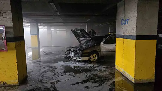 Hastane yanındaki kapalı otoparkta araç yangını paniğe neden oldu