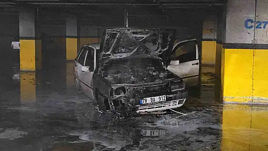 Hastane yanındaki kapalı otoparkta araç yangını paniğe neden oldu