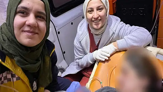 Hastane yolunda doğumu başlayan kadın bebeğini ambulansta dünyaya getirdi